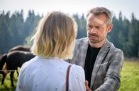 Sturm der Liebe – Erik (Sven Waasner, r.) verbirgt vor Josie (Lena Conzendorf, l.), in welch desolater Verfassung er sich befindet.