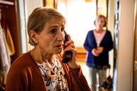 Horst Lichter - Keine Zeit für Arschlöcher – Margret Lichter (Barbara Nüsse, l.) erzählt Horst Lichter am Telefon von ihrer Erkrankung, während ihre Schwester Anni Kabuk (Johanna Gastdorf, r.) im Hintergrund zuhört.