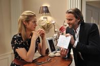 Sturm der Liebe – ARD STURM DER LIEBE FOLGE 1786 Uhr im ERSTEN. Freudestrahlend präsentiert Michael (Erich Altenkopf, r.) Marlene (Lucy Scherer, l.) seine Entwürfe für ihre Hochzeitseinladung.