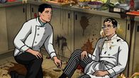 Archer – Da im Restaurant von Starkoch Lance Casteau ein Staatsdinner vom Außenministerium für albanische Gesandte stattfindet, müssen Archer (l.), Lana, und Cyril (r.) dort undercover als Küchenangestellte Vorort sein ...