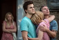 Tatort – Enger Familienzusammenhalt: Mel Dehlens (Sinje Irslinger, l) beobachtet, wie nah sich Judith Stiehler (Anne Ratte-Polle, 2.v.r.), Paul Stiehler (Dirk Borchardt, r) und Jonas Stiehler (Patrick Mölleken, 2.v.l.) sind.