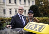 Detektiv wider Willen – Staranwalt Dr. Mark Degen (Sky du Mont, links) verschafft Taxifahrer Josef "Joschi" Sownietz (August Schmölzer) seinen Führerschein wieder.