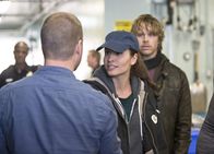 Navy CIS: L.A. – Müssen in einem neuen Fall zusammen arbeiten, um herauszufinden, ob es sich um einen Akt des Terrors oder einen verpatzten Drogendeal handelte: Callen (Chris O'Donnell, l.), Deeks (Eric Christian Olsen, r.) und die Undercover-Agentin der DEA Talia Del Campo (Mercedes Masohn, M.) ...