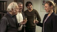 Rentnercops – v.r.), Hui Ko (Aaron Le, l.) und Vicky Adam (Katja Danowski, r.) überrascht.