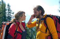 Die Bergretter – Katharina (Luise Bähr) und Markus (Sebastian Ströbel) koordinieren den Rettungseinsatz mit den anderen Bergrettern.