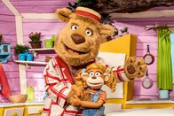 ABC Bär – "ABC Bär", Der ABC Bär und seine Tierfreunde reisen ab heute mit ihrem lustigen Baumhaus durch das Land, um ihre Zahl- und Buchstabenspiele aufzuführen und erleben dabei jede Menge spannender Geschichten.