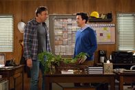 Man with a Plan – Don Burns (Kevin Nealon, l.); Lowell (Matt Cook, r.)