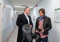 Rote Rosen – ARD ROTE ROSEN FOLGE 1994 Uhr im ERSTEN. Ben (Hakim Michael Mezian, r.) berichtet Torben (Joachim Kretzer, l.) von seinem Motorradunfall, bei dem der Schuldige Fahrerflucht begangen hat.