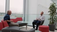 SMS - Schwanke meets Science – Prof. Heiko Lickert (rechts) erklärt Karsten Schwanke seine Forschungen zur Funktionsweise der Bauchspeicheldrüse.