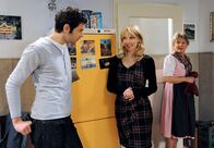 Sturm der Liebe – ARD STURM DER LIEBE FOLGE 1219 Uhr im ERSTEN. Rosalie (Natalie Alison, M.) sucht Jacob (Andreas Thiele, l.) aus Sehnsucht im Personalraum auf und wartet darauf, dass Hildegard (Antje Hagen, r.) endlich das Zimmer verlässt.