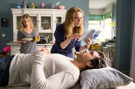 Fack Ju Göhte 2 – Als Zeki (Elyas M'Barek, liegend) beginnt, daran zu zweifeln, ob er wirklich weiter als Lehrer arbeiten kann, will Lisi (Karoline Herfurth, r.) seinen Gemütszustand mit einer Akupunkturtherapie verbessern. Doch Laura (Lena Klenke, l.) ahnt schon, dass das nicht gutgehen wird ...