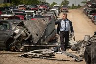 Mayday - Alarm im Cockpit – Brantford, Ontario, Kanada - NTSB-Ermittler (gespielt von Judah Katz) inspiziert die Absturzstelle von Emery Worldwide Flight 17. (Cineflix 2017/Panagiotis Pantazidis)