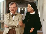 Um Himmels Willen – ARD/MDR UM HIMMELS WILLEN V. STAFFEL FOLGE 55, "Schwarzes Schaf" Uhr im ERSTEN. Lottes (Jutta Speidel, r.) stößt mit ihren unkonventionellen Lehrmethoden beim Rektor (Herbert Feuerstein, l.) auf wenig Gegenliebe.