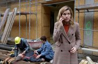 Tödliche Geheimnisse - Das Versprechen – Karin Berger (Anke Engelke) und Rommy Kirchhoff (Nina Kunzendorf) werden Zeuginnen eines tödlichen Arbeitsunfalls auf einer Berliner Baustelle.