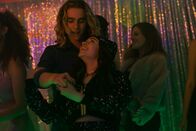 Surviving Summer – Summer (Sky Katz, r.) bringt Ari (Kai Lewins, l.) dazu, auf der Sponsorenparty mit ihr zu tanzen und so einen Moment seine Sorgen zu vergessen.