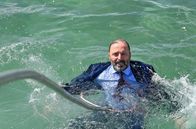 WaPo Bodensee – Politiker Götz Eberlein (Robert Schupp) wurde ins Wasser geschubst.
