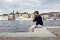 Inga Lindström: Feuer unterm Dach – Paul (Mehdi Nebbou) ist nicht glücklich mit seinem Leben als Startenor.