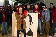 SOKO Stuttgart – In Kapuzenpullis und Schals vermummt nehmen Vivien König (Magdalena Höfner, M.) und ihre Mitschüler ein Video mit Kampfansage gegen das Goethe-Gymnasium auf.