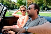 Vorstadtweiber – Hat Sabine (Adina Vetter, l.) vielleicht mehr im Sinn als nur ein Dienstverhältnis zu Bertram (Lucas Gregorowicz).