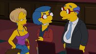 Die Simpsons – Das Bild, das Kirk (r.) und Luann van Houten (r.) für einen Schnäppchenpreis an die Simpsons verkauft haben, erweist sich als Werk eines bedeutenden Künstlers, dessen Schätzwert bei 100.000 Dollar liegt. Die van Houtens sind enttäuscht von ihren Freunden, weil diese das Geld für sich behalten wollen - da taucht auf einmal eine Unbekannte (l.) auf, die ebenfalls Besitzansprüche auf das Bild anmeldet ...