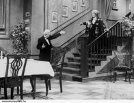 Dinner for One oder Der 90. Geburtstag – Jedes Jahr die gleiche Prozedur: Der Butler James (Freddie Frinton) geleitet Miss Sophie (May Warden) zum Dinner.