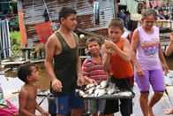 GEO Reportage – Kinder beim Wiegen von Fisch