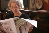Die Queen – Die Queen (Helen Mirren) hat im Zusammenhang mit dem Tod Dianas eine schlechte Presse. Ihre Zurückhaltung wird als Mangel an Gefühl und Trauer ausgelegt.