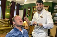 Tobis Städtetrip – Tobias Kämmerer und Barbier Dennis Alt (re.).