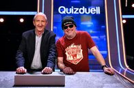 Quizduell - Olymp – Bei Jörg Pilawa treten Prominente zu einem außergewöhnlichen Duell an. Um zu gewinnen, müssen die Stars drei superschlaue „Quizduell"-Profis schlagen. Ein Wissenswettkampf David gegen Goliath - die Stars gegen den „Quizduell-Olymp“. Es geht um Wissen und Nervenstärke, aber auch um die Einschätzung der Gegner und die Bereitschaft zu zocken. Und es geht um viel Geld. Doch Vorsicht! Im packenden Finale am Ende jeder Show heißt es für die siegreichen Kandidaten zunächst: doppelt oder halb. Eine spannende Wissensschlacht für Jung und Alt! Die Kandidaten des Teams "Comedy": Mike Krüger (l.) und Markus Krebs (r.), beide Comedians.