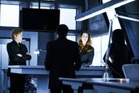 MacGyver – MacGyver (Lucas Till, l.); Charlotte Cole (Bridget Regan, r.)