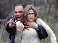 The Mechanik – Sieben Jahre nach dem Mord an seiner Frau und seinem Sohn bittet Mrs. Abramov Nick, ihre Tochter Julia (Olivia Lee, vorne), die von Sasha Popovs (Ivan Petrushinov, hinten) Männern entführt wurde, zu befreien. Er nimmt den Auftrag an ...