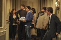 How I Met Your Mother – Da Robin Teds Backofen zerstört hat und er nun nicht weiß wo er seinen Truthahn braten soll, raten seine Freunde ihm, Zoey zu fragen, ob er ihren benutzen darf: (v.l.n.r.) Lily (Alyson Hannigan), Marshall (Jason Segel), Ted (Josh Radnor), Robin (Cobie Smulders), Blitz (Jorge Garcia) und Barney (Neil Patrick Harris) ...