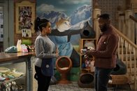 Call Me Kat – Randi (Kyla Pratt, l.); Daniel (Lamorne Morris, r.)