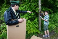 Hubert und Staller – Roman Rieger (Shayan Hartmann), der dreizehnjährige Sohn von Jens Rieger, öffnet gewaltsam den Briefkasten und entnimmt einen Brief. Dabei bemerkt er nicht, dass Riedl (Paul Sedlmeir, l.) sich in einem Karton versteckt hat und ihn beobachtet. Riedl glaubt den Übeltäter überführt zu haben und will den kleinen Roman zur Rede stellen.