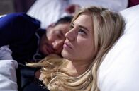Sturm der Liebe – Während Christoph (Dieter Bach, hinten) friedlich schläft, hält ein verwirrender Traum Alicia (Larissa Marolt, vorne) wach.
