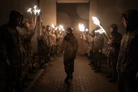 Hindafing – Moritz Goldhammer (Roland Schreglmann, Mitte) wird von den Soldaten an einen Ort gelotst.