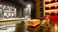Alles neu an der Volksoper – Bühnenarbeiten für die ersten Vorstellungen (re.: Lotte de Beer).