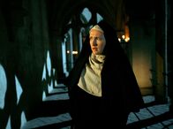 Die Deutschen – PHOENIX DIE DEUTSCHEN II, "Hildegard von Bingen und die Macht der Frauen" Uhr. Göttliche Visionen oder Teufelswerk? Hildegard von Bingen (Deborah Kaufmann) bangt um ihr Leben. In Kreisen der Kirche gilt sie vielen als Hexe.