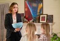 Single Parents – (v.li.): Leighton Meester (Angie D’Amato), Ella Allan (Amy Fogerty), Mia Allan (Emma Fogerty).