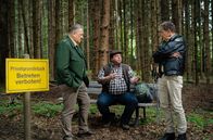 Hubert ohne Staller – Ein Wanderer (Roberto Martinetz, M.) wurde beklaut und hat Hubert (Christian Tramitz, r.) und Girwidz (Michael Brandner, l.) gerufen.