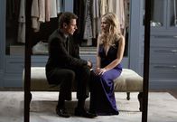 Ringer – Andrew (Ioan Gruffudd, l.) kann nicht verstehen, dass Siobhan (Sarah Michelle Gellar, r.) ihm nie etwas von ihrer Zwillingsschwester Bridget erzählt hat, ohne zu ahnen, dass er ihr gerade gegenübersitzt ...