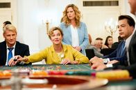 Meine Mutter ... – Heidi (Margarita Broich) am Spieltisch: Toni (Diana Amft, stehend) weiß nicht, wie sie ihre Mutter stoppen kann.
