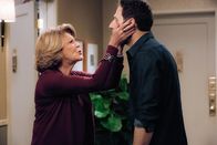 9JKL – Judy (Linda Lavin, l.); Josh (Mark Feuerstein, r.)