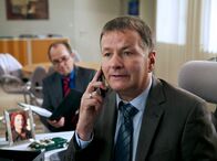 In aller Freundschaft – Es braucht Pias Anruf, um Roland an sein Versprechen zu erinnern.