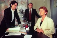 Kommissar Rex – Kommissar Richie Moser (Tobias Moretti, li.) und Ernst Stockinger (Karl Markovics, mi.) haben Karla Wilke (Senta Berger) nach dem Tod ihrer Freundin auf das Kommissariat bestellt.