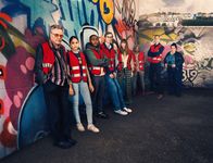 The Outlaws – (v.l.n.r.) Frank Sheldon (Christopher Walken); Rani Rekowski (Rhianne Barreto); Christian Taylor (Gamba Cole); Gregory Dillard (Stephen Merchant); Lady Gabriella Penrose-Howe (Eleanor Tomlinson); Myrna Okeke (Clare Perkins); John Halloran (Darren Boyd); Diane Pemberley (Jessica Gunning)