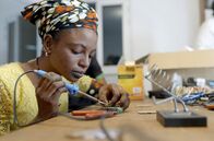 Senegals Solarheldinnen – Im Ausbildungszentrum lernen die Frauen, wie Solarstrom funktioniert und wie sie die Technik selbstständig anwenden können.