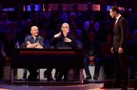 Wer weiß denn sowas? – Moderator Kai Pflaume (r) mit Rateteam-Kapitän Bernhard Hoëcker (l.) und dem Komiker und Musiker Mike Krüger (M.).