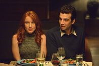 Man Seeking Woman – Maude (Maria Thayer, l.); Josh Greenberg (Jay Baruchel, r.)