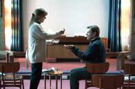 Time – Marie-Louise (Siobhan Finneran, l.) und Mark Cobden (Sean Bean, l.)